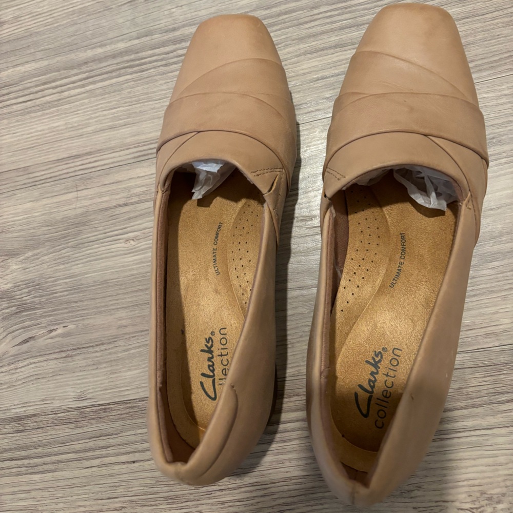 Clarks Women's Beige Leather Flats